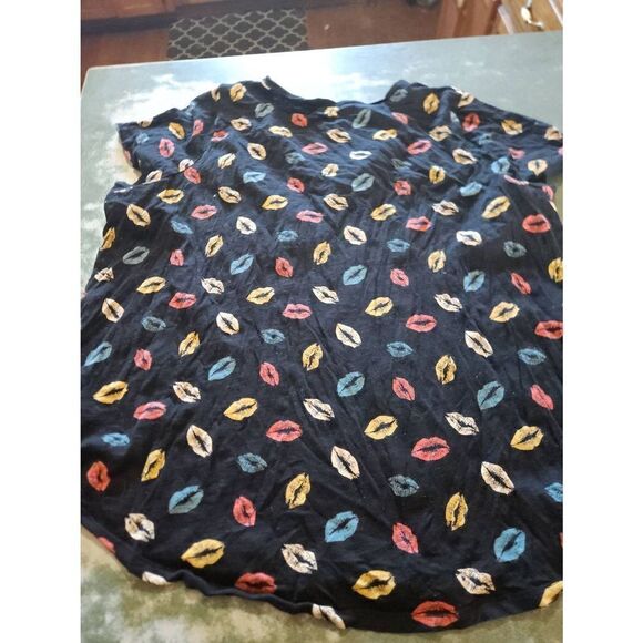 Torrid Classic Fit Stretch Tee Kisses Print V-Neck with Cap Sleeves sz 3 - Picture 5 of 5